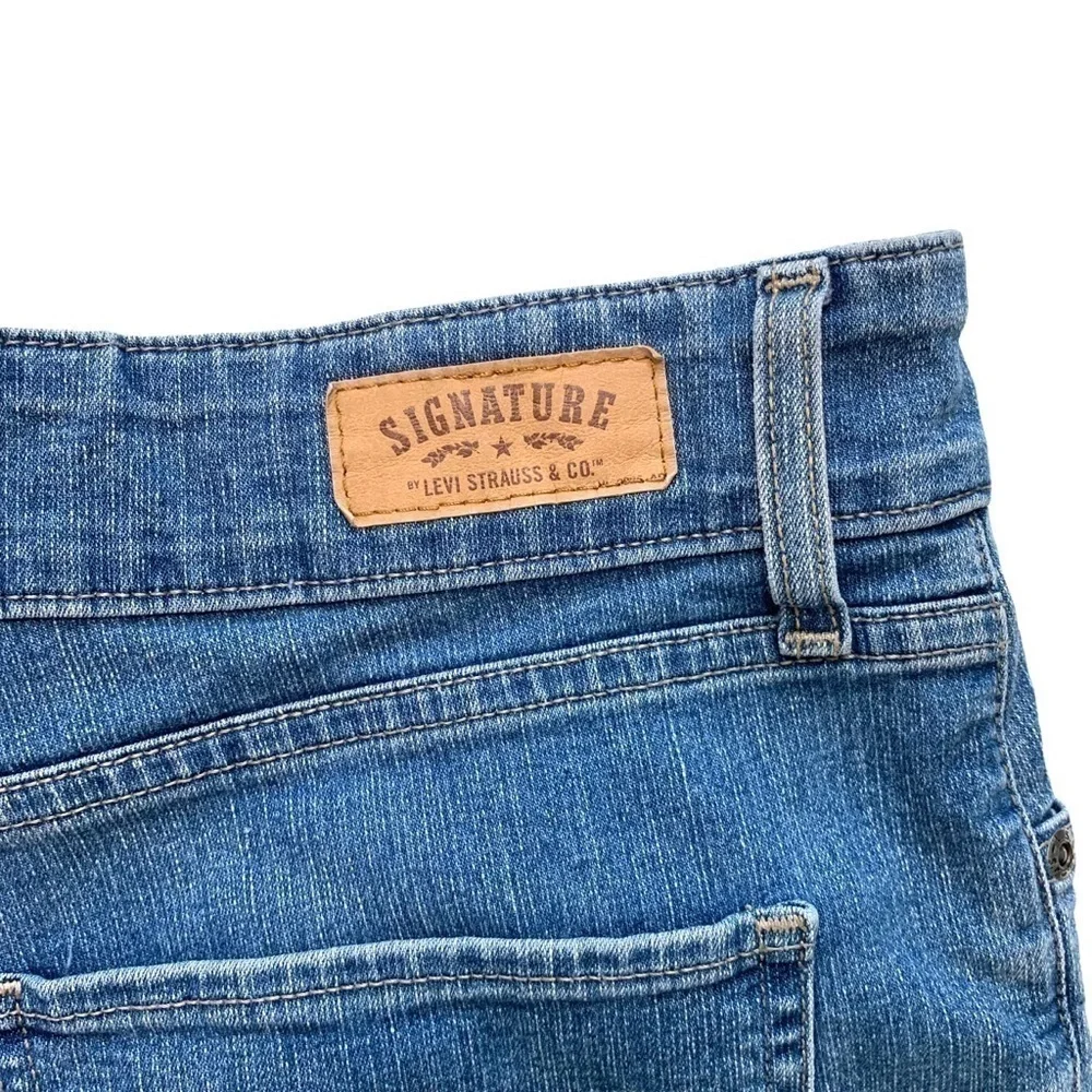 Levi's Signature Medium Wash Blue Jean Shorts Size 30